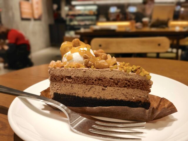 【スタバ】ナッツ&キャラメルのチョコレートケーキの感想・カロリー・糖質を紹介！